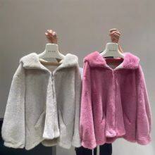 Casaco de pele de vison ecológico para mulheres no Inverno de 2024, novo casaco de pele com capuz no estilo coreano, pele espessa e solta em um único pedaço thumbnail-2