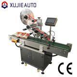 Автоматическая плоская этикеточная машина для нанесения накладок на верхнюю сторону заполненных продуктом пакетов