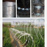 Razor Wire Packing Grass Boundary Galvanized Barbed Wire Galvanize Razor Blade Barbed Wire thumbnail-1
