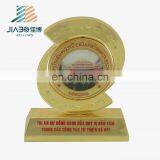 2014 New Design Cheap Star Trophy / Wholesale Trophy Figures Metal / Gold Planted Metal Trophy With Wooden Base
