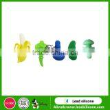 2017 Factory Wholesale Banana Shape Silicone Wine Bottle Stopper thumbnail-2