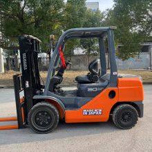 Original ImportedSold Second-hand 3-ton Toyota Forklift With a Three Section Gantry Raised by 4.5 Meters, Imported Forklift TCM 3-ton Three Section Gantry Lifting 4.5 Meters Forklift for Sale at a Low Price thumbnail-4