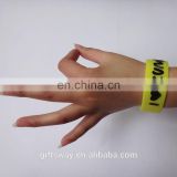 New products customized embossed logo and colors fashion silicon bracelet