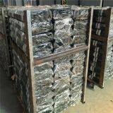 Зеленые окрашенные столбы в форме буквы