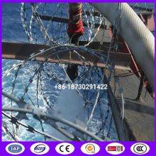 Hot dipped  Galvanized Concertina Razor Barbed Wire BTO22 Blade Style For Ship Protection