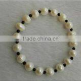 AA 7-8mm White and 3-4mm Black Freshwater Pearl Bracelet thumbnail-1