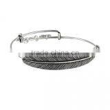 Zm53383a Feather Shape Gold Bangle Bracelet Gold Plated Wedding Accessory thumbnail-3