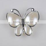 China Wholesale White Flower Nice Delicate Butterfly Shape Brooches for Sale thumbnail-4