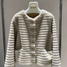 A New Short and High-end Fleece Coat With a Touch of Chanel-style Fur for Women thumbnail-3