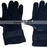 Skid-proof black neoprene gloves for diving