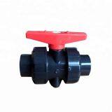 Серого цвета пластиковый ПВХ шаровый клапан с истинной двойной муфтой диаметром 32 мм для водоснабжения