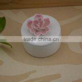 Wholesale White Porcelain Trinket Box With Flower Shape Design thumbnail-1