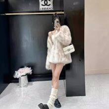 Ein hochwertiges und stilvolles Fuchsfellmantel für junge Frauen, ein umweltfreundlicher Winter-Einzelstück-Fellmantel, der ein Bestseller ist thumbnail-1