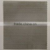 Металлическая пластина с маленькими перфорационными отверстиями