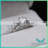 Fashion Design 18K White Gold Round 100facets Cut Moissanite Diamond Rings for Wedding thumbnail-5