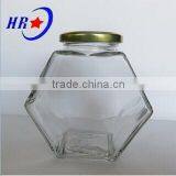 Holding 750g Honey Glass Jar With Golden Lid