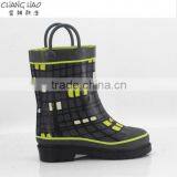 Kids Rubber Rain Boot Manufacturer, Lined Plaid Ground With Handle