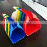 Feed plastic scoop