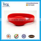 Custom 840-960MHZ Uhf Silicon Rfid Wristband With 2-10 cm Reading Range thumbnail-1