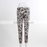 F5W30163 Women Contrast Waistband Floral Knit Trousers thumbnail-4
