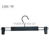 China Dongguan Plastic Bottom Pants Hangers