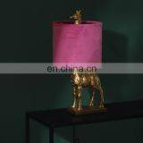 Американские индивидуальные настольные лампы с маленьким золотым основанием из резина в форме жирафа для украшения дома и отеля