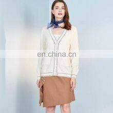 Виснец из белогоCashmere с карманами и V-образным вырезом для женщин thumbnail-1