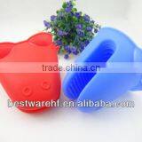 Pretty Heat Resistant Horse Shape Protective Silicone Oven Mitts thumbnail-1