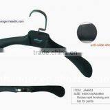 The HEAD Rubber Lacquer Soft Finishing Plastic Suit Hanger Black Color Adult Man Size Plastic Coat Hanger With Big Hook thumbnail-1