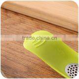 Plastic Garlic Crusher thumbnail-6