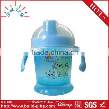 Baby feeding bottle with handle