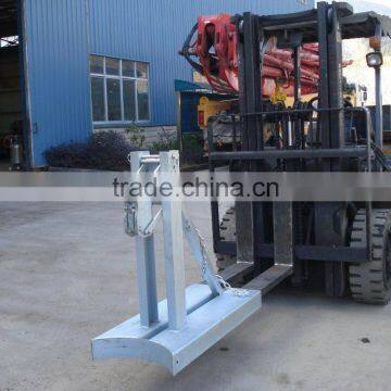 Hydraulic attachment for forklift lifting drum handler