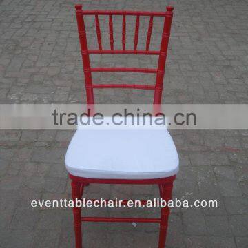 Красная деревянная стулчик chiavari для аренды на свадьбу