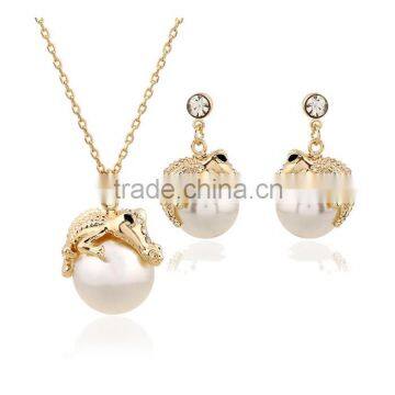 Fancy Jewelry Gold Plated Zinc Alloy Pearl Pendant Alligator Earring Necklace Set Supplier's Choice photo-2