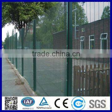 1/2-inch welded wire mesh fence