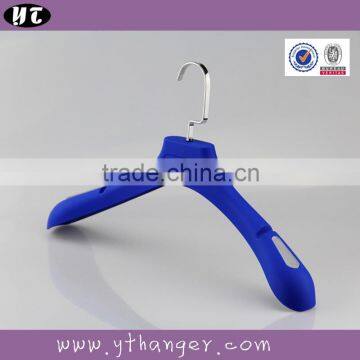 HA1423 non slip plastic clothes hanger rubber coated coat hanger