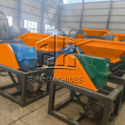 Schwerindustriemaschine zum Zerkleinern von Farbeimer. Shredder für Metallfässer als Abfall