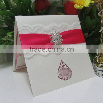 Hot sale attractive white lace wedding invitations with red ribbons & crystal brooches