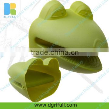 green frog silicone pot holders