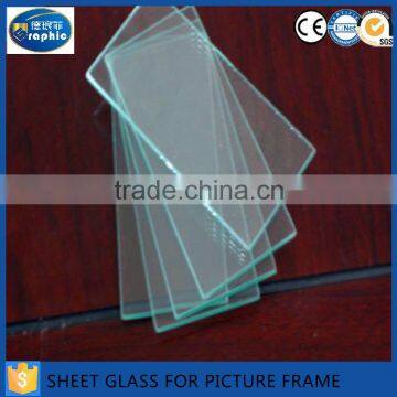 Physically tempered transparent glass sheet with great light transmittance