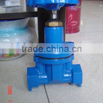 Screwed resilient gate valve