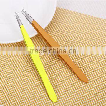 Factory Price High Quality Spraying Plastic Eyebrow Tweezer in Beauty Salon photo-2