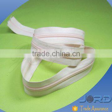 Free sample Quality warantee lead free nickel free eco friendly rolls long chain nylon zipper for sofa