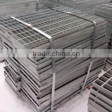 Flat steel grating