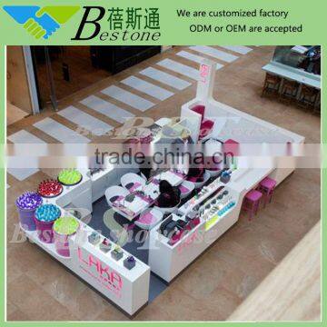 Laka nail bar kiosk for manicure