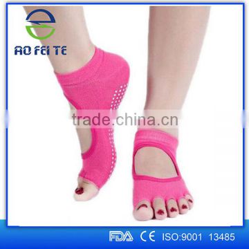 Custom Cheap Good quality Non slip yoga pilates pedicure toe socks Wholesale