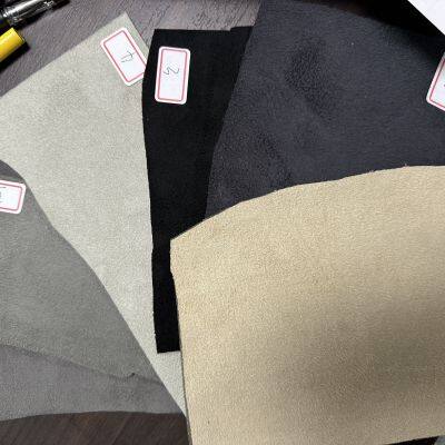 Intérieur de voiture utilisant des matériaux tels que le velours, le suède, les tissus composites, etc. pour le toit intérieur, avec une couche d'éponge collée à la surface.