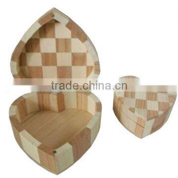 Small desigh heart shaped pine wooden gift box for sale