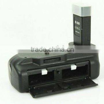 Battery grip for Nikon D5000 with shutter