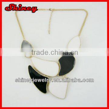 black and whire colored chunky bubblegum necklace